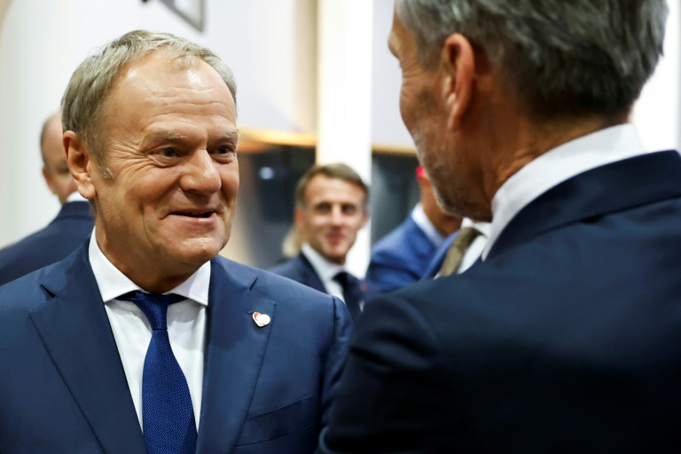 Le Premier ministre polonais Donald Tusk (g)à Bruxelles le 22 octobre 2025