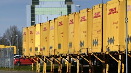 Avec la guerre au Moyen-Orient, le géant allemand de la logistique DHL est confronté à des restrictions aériennes et maritimes "heure par heure"