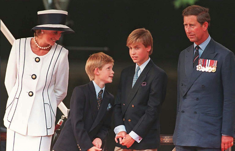La princesse Diana (g), ses fils Harry (2e ge) et William (2e d) et le prince Charles (d) lors des commémorations du 
