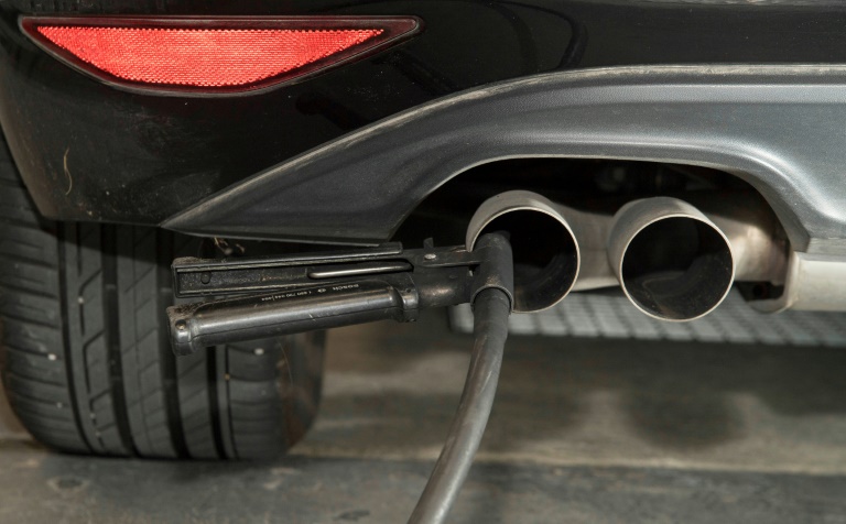 Un tuyau pour test d'émission fixé dans le pot d'échappement d'une voiture diesel à Ludwigsburg, dans le sud-ouest de l'Allemagne, le 7 août 2017