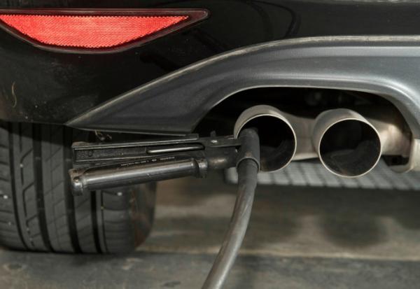 Un tuyau pour test d'émission fixé dans le pot d'échappement d'une voiture diesel à Ludwigsburg, dans le sud-ouest de l'Allemagne, le 7 août 2017