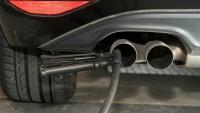 Un tuyau pour test d'émission fixé dans le pot d'échappement d'une voiture diesel à Ludwigsburg, dans le sud-ouest de l'Allemagne, le 7 août 2017