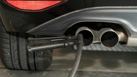 Un tuyau pour test d'émission fixé dans le pot d'échappement d'une voiture diesel à Ludwigsburg, dans le sud-ouest de l'Allemagne, le 7 août 2017