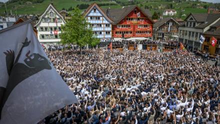 Des habitants d'Appenzell Rhodes-Intérieures, en Suisse, votent à main levée, le 26 avril 2026, conformément à une tradition datant du XVe siècle