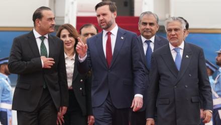 Le vice-président américain JD Vance (c), le chef de l'armée pakistanaise, Asim Munir (g), et le vice-Premier ministre et ministre des Affaires étrangères pakistanais, Mohammad Ishaq Dar, à leur arrivée à Islamabad pour des entretiens avec des responsables iraniens, le 11 avril 2026
