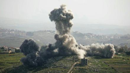 Une frappe aérienne israélienne sur le village de Deir El Zahrani, dans le sud du Liban, le 13 mai 2026