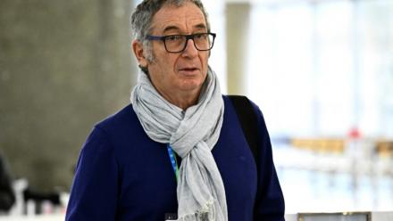 Eric Mouzin, le père d'Estelle Mouzin, arrive à la cour d'assises pour assister au procès de Monique Olivier, ex-femme du tueur en série Michel Fourniret, le 14 décembre 2023 à Nanterre, près de Paris 