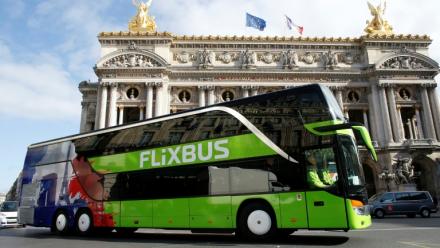 Un autocar de la compagnie allemande FlixBus passe devant le Palais Garnier, le 19 mai 2015 à Paris