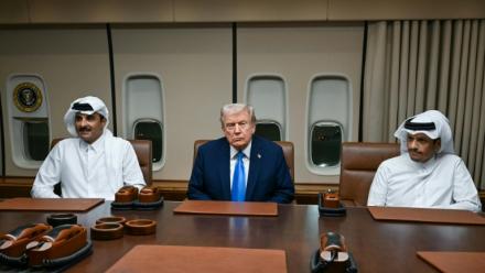 Le président américain Donald Trump reçoit à bord de son avion Air Force One l'émir du Qatar, Cheikh Tamim ben Hamad Al-Thani (gauche) et son Premier ministre, Cheikh Mohammed ben Abdelrahmane Al-Thani (droite) à Doha, le 25 octobre 2025