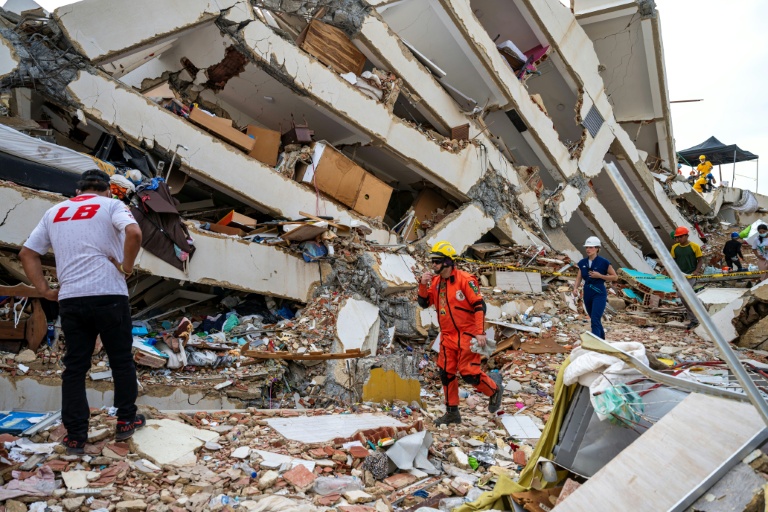A la recherche de survivants dans les décombres, à Caraballeda, dans l'Etat de La Guaira au Venezuela, le 30 juin 2026