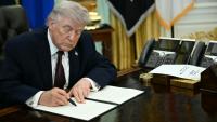 Le président américain Donald Trump signe des décrets dans le Bureau ovale de la Maison Blanche, le 31 mars 2026 à Washington