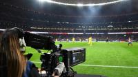 Une camerawoman lors d'un match de Liga au Metropolitano, le 23 février 2020 à Madrid