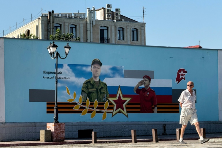 A Kerch, en Crimée annexée, une peinture murale promouvant un mouvement de jeunesse patriotique russe, le 21 juillet 2026