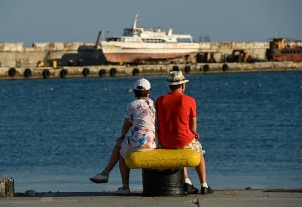 Des estivants sur la promenade maritime à Yalta, en Crimée annexée, le 21 juillet 2026 