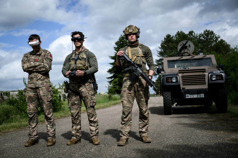 Des soldats pilotent un drone FPVU lors du premier 