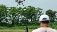 Pilotage d'un drone multirotor lors du deuxième Défi national d'application des drones (UAV) à la défense, le 16 octobre 2024 à Chiayi, à Taïwan
