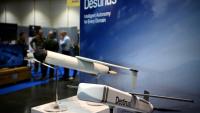 Des drones intercepteurs conçus par la société européenne Destinus, présentés lors de la 8e édition du Salon européen des drones et des systèmes autonomes à Bordeaux, dans le sud-ouest de la France, le 14 octobre 2025.
