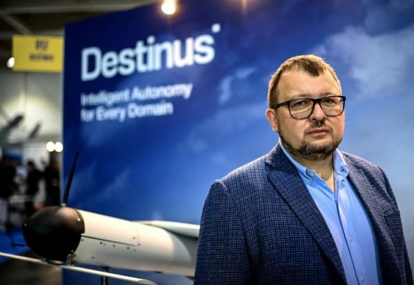 Le physicien d'origine russe et PDG de Destinus, une entreprise européenne fabriquant des drones militaires, Mikhail Kokorich, opposant au président russe Vladimir Poutine, pose sur le stand Destinus lors de la 8e édition du salon européen des drones et des systèmes autonomes à Bordeaux, dans le sud-ouest de la France, le 15 octobre 2025. 