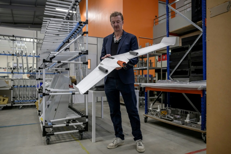 Le cofondateur de la société française Delai Bastian Mancini avec le drone Oscar à Labège, dans le sud-ouest de la France, le 11 avil 2025