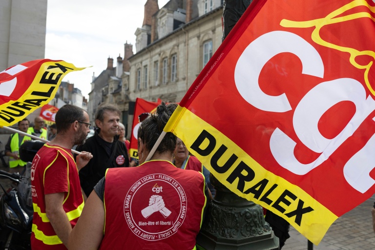 Des employés de Duralex et des membres de la CGT sont rassemblés devant le tribunal de commerce d'Orléans le 17 septembre 2026