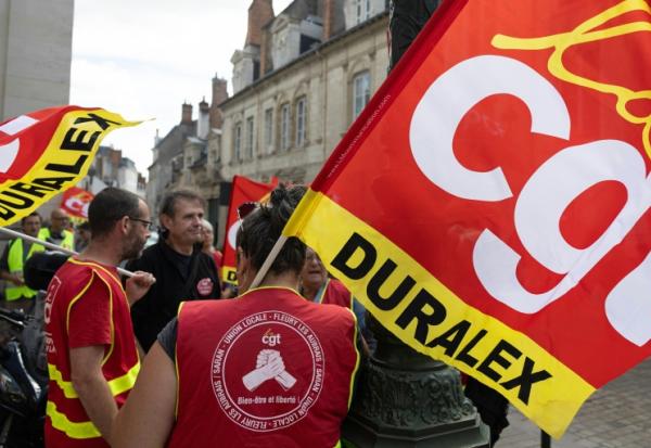 Des employés de Duralex et des membres de la CGT sont rassemblés devant le tribunal de commerce d'Orléans le 17 septembre 2026