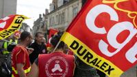 Des employés de Duralex et des membres de la CGT sont rassemblés devant le tribunal de commerce d'Orléans le 17 septembre 2026