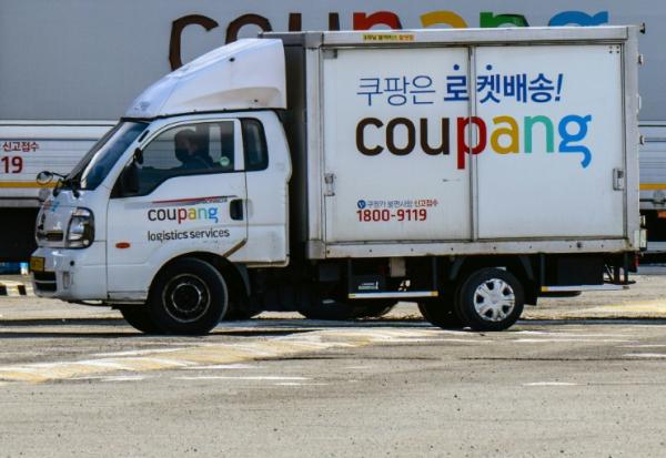 Un camion de livraison du géant sud-coréen du commerce en ligne Coupang, le 9 décembre 2025 à Séoul