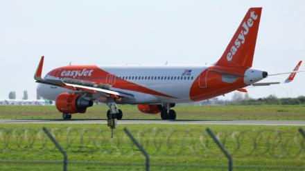 Un avion de la compagnie aérienne EasyJet atterrit à l'aéroport d'Orly, le 6 avril 2026 dans le Val-de-Marne