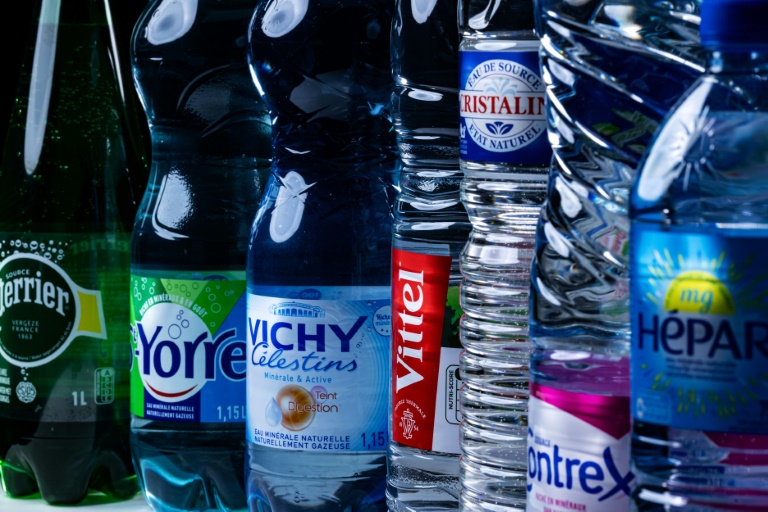 Cette décision intervient après la publication lundi du rapport d'une commission d'enquête sénatoriale, qui estime que ces traitements, notamment par Nestlé Waters (Perrier, Contrex, Hépar), ont fait l'objet d'une