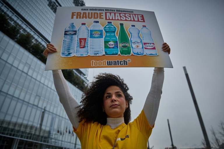 Manifestation de l'ONG Foodwatch
le 21 février 2024 le Palais de Justice de Paris suite à la plainte contre Nestle Waters.