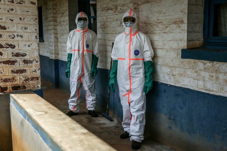 Des agents de santé en combinaison de protection désinfectent la zone d'isolement des patients atteints d'Ebola à l'hôpital de Mongbwalu, le 23 mai 2026 en RDC