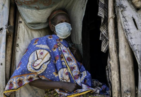 Une femme porte un masque alors qu'elle est assise devant son abri de fortune dans le camp de personnes déplacées de Kigonze à Bunia, dans l'est de la République démocratique du Congo en proie à une épidémie d'Ebola, le 28 mai 2026