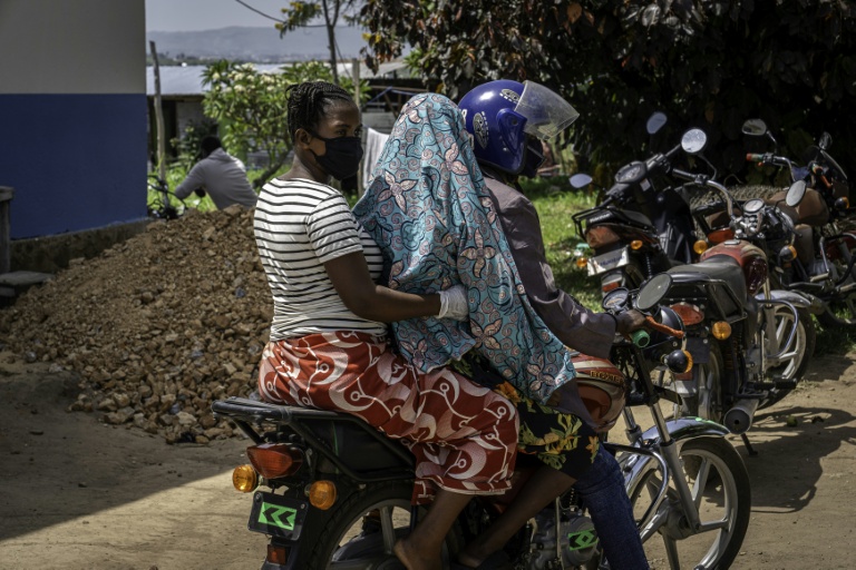 Une jeune femme (2e g) suspectée d'être atteinte du virus Ebola arrive à l'hôpital de Rwampara, dans le nord-est de la RDC, le 26 mai 2026

