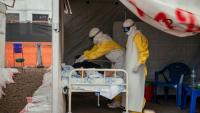 Des membres de Médecins Sans Frontières (MSF), en combinaison de protection, dans la zone d'isolement pour les patients atteints du virus Ebola au Centre de traitement Ebola (CTE) de Munigi, le 2 juin 2026 en RDC
