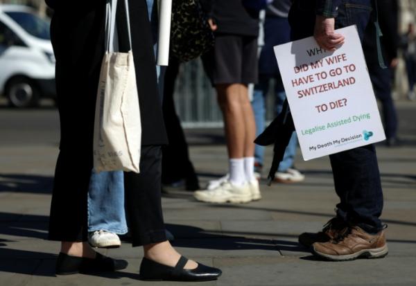 Des militants en faveur d'une modification de la loi sur l'aide médicale à mourir, rassemblés devant le palais de Westminster,le 24 avril 2026 à Londres