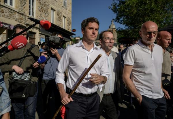 Gabriel Attal lors de la transhumance dans le village de Saint-Geniez-d'Olt-et-d'Aubrac, dans l'Aveyron, le 23 mai 2026