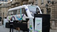 Un prototype de l'Ecotrain exposé devant l'Elysée, dans le cadre de l'exposition Fabriqué en France, à Paris, le 14 novembre 2025 