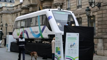 Un prototype de l'Ecotrain exposé devant l'Elysée, dans le cadre de l'exposition Fabriqué en France, à Paris, le 14 novembre 2025 
