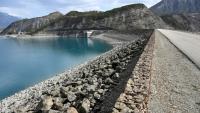 Le système combine batteries et barrages hydrauliques. Ici celui de la commune de Rousset-Serre-Ponçon, dans les Hautes-Alpes, le 29 mars 2023