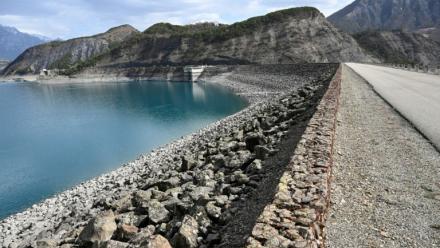 Le système combine batteries et barrages hydrauliques. Ici celui de la commune de Rousset-Serre-Ponçon, dans les Hautes-Alpes, le 29 mars 2023