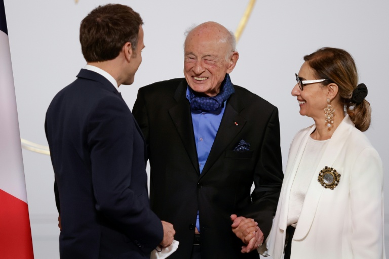 Le président Emmanuel Macron (gauche) salue le philosophe et sociologue Edgar Morin et son épouse Sabah Abouessalam, lors d'une cérémonie à l'Elysée pour fêter les 100 ans de l'intellectuel français, le 8 juillet 2021