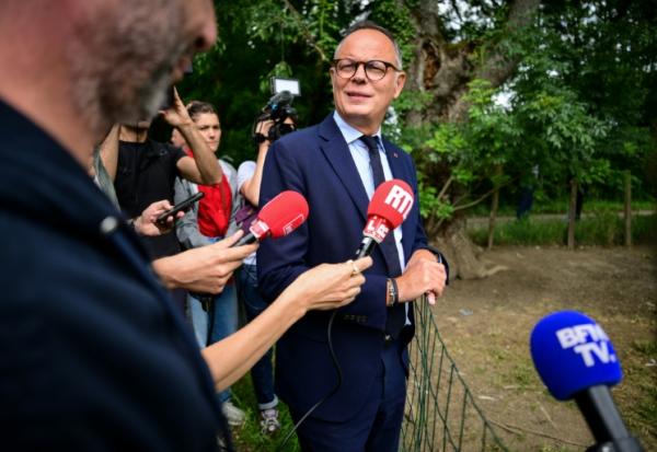 Le président du parti Horizons et candidat à l'élection présidentielle, Édouard Philippe, visite une ferme avicole à Saint-Cyr-sur-Menthon, le 3 juin 2026 dans l'Ain
