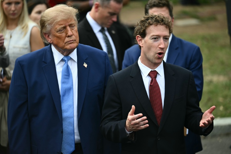Le patron de Meta, Mark Zuckerberg, aux côtés du président américain Donald Trump, le 29 septembre 2026 à la Maison Blanche, à Washington