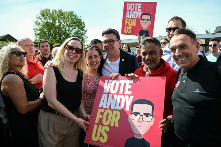 Le maire du Grand Manchester Andy Burnham (au centre) avec des partisans lors du lancement de sa campagne pour l’élection partielle à Ashton-in-Makerfield, le 22 mai 2026