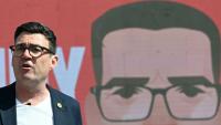 Le maire du Grand Manchester, Andy Burnham, prend la parole lors du lancement de sa campagne pour l'élection partielle à Ashton-in-Makerfield, à l'ouest de Manchester, dans le nord-ouest de l'Angleterre, le 22 mai 2026
