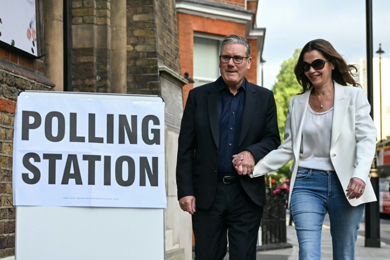 Le Premier ministre britannique Keir Starmer (g) et son épouse Victoria Starmer à l'entrée d'un bureau de vote à Londres, le 7 mai 2026
