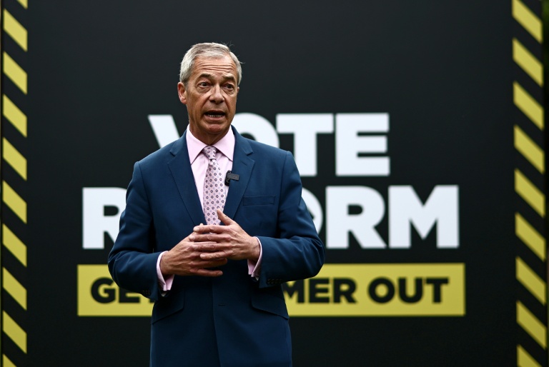 Le chef du parti Reform UK, Nigel Farage, participe à une séance photo à College Green, à Westminster, dans le centre de Londres, le 6 mai 2026