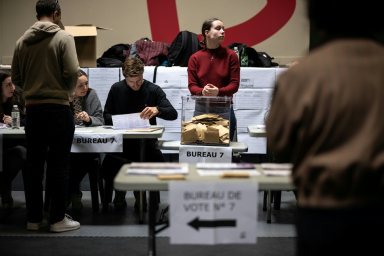 Un électeur vote au premier tour des municipales, le 15 mars 2026 à Toulouse 