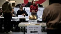 Un électeur vote au premier tour des municipales, le 15 mars 2026 à Toulouse 
