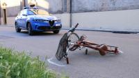 Des policiers sur les lieux où un conducteur a renversé et blessé huit personnes, le 16 mai 2026 à Modène, dans le nord de l'Italie 